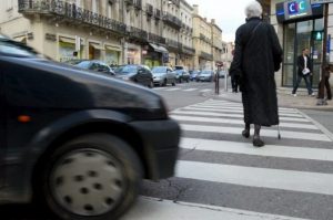 Observez bien les abords des passages piétons